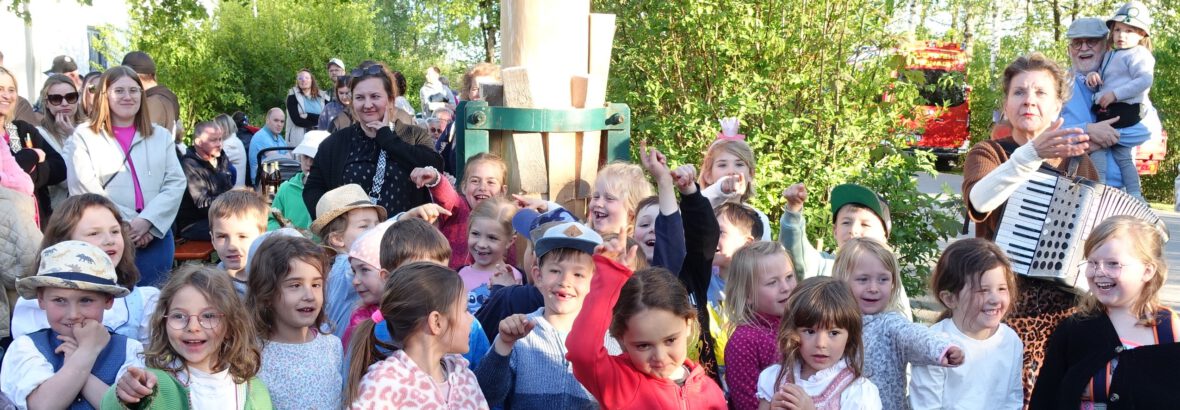 Maibaumaufstellen: Tradition trifft Kinderlachen