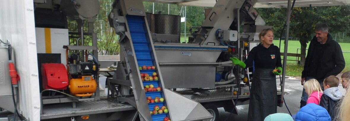 Vom Apfel zum Apfelsaft – mobile Apfelsaftpresse im Kinder-haus