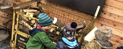 Warmer Ofen, glühende Feuerstelle und nussige Leckereien