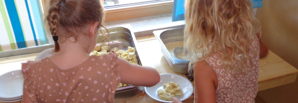 Neue Buffet-Platte im Speisezimmer stärkt die Selbständigkeit im Kindergarten